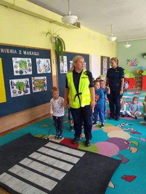 policjantki w przedszkolu