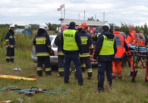 Fotografia przedstawia służby ratunkowe które biorą udział w ćwiczeniach - epizod wypadku drogowego