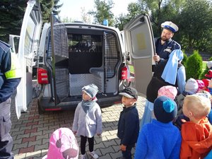 Dzieci oglądają radiowóz