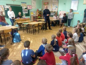 policjant z dziećmi w szkole w Lutowiskach