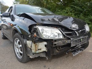 uszkodzony przód samochodu osobowego
