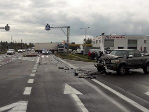 Z prawej strony, stojąca na drodze podporządkowanej Toyota z uszkodzonym przodem. W centrum  stojąca w poprzek drogi ciężarówka z naczepą.