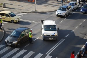 Na skrzyżowaniu ulicy Lisa-Kuli i Jagiellońskiej policjant drogówki interweniuje wobec innego kierowcy blokującego skrzyżowanie