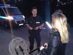 Policjanci rozdają elementy odblaskowe