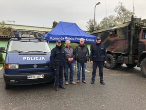 Przedstawiciele Stowarzyszenia na Rzecz Bezpieczeństwa w Krośnie z przedstawicielami Policji.