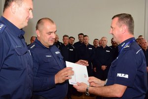 Na zdjęciu wręczenie nagrody policjantowi z Sanoka, który zajął II miejsce w Wojewódzkim konkursie.
