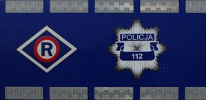 Logo POLICJA na radiowozie
