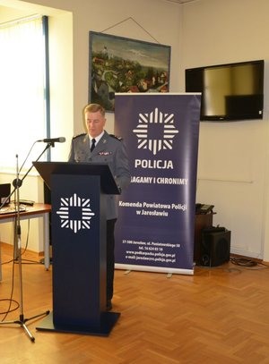 Przy mównicy przemawia Komendant Powiatowy Policji w Jarosławiu