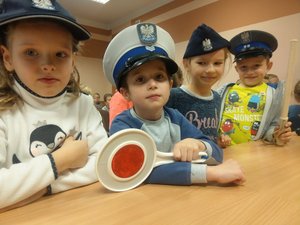 dzieci w czapkach policyjnych