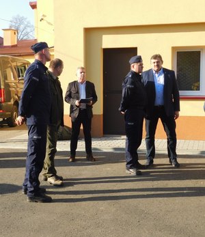 Policjanci na terenie działań w Łopuszce Wielkiej