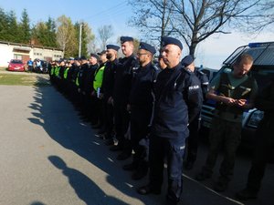 Policjanci na terenie działań w Łopuszce Wielkiej