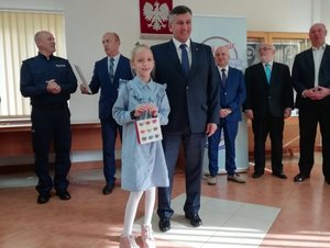 Fotografia kolorowa na niej laureatka nagrody niespodzianki Daria Duduś wraz z wręczającym jej nagrodę Jerzym Paulem Posłem na Sejm RP