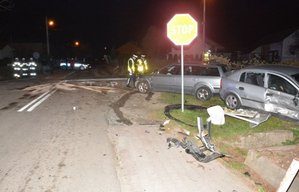 Miejsce wypadku drogowego na którym widać służby ratunkowe oraz pojazdy biorące udział w zdarzeniu.