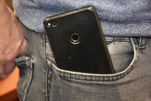 Telefon komórkowy w kieszeni spodni