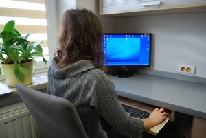 Osoba przy komputerze