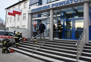Strażacy w czasie akcji przed budynkiem KPP Jarosław