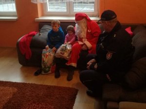 Kolorowa fotografia. Spotkanie dzieci z Mikołajem, policjantem i członkami stowarzyszenia.