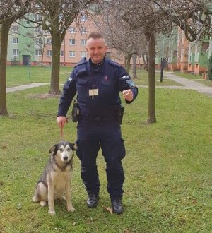 policjant z uratowanym psem