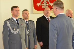 Komendant zdaje meldunek zastępcy Komendanta Wojewódzkiego Policji w Rzeszowie