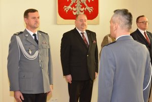 Komendant zdaje meldunek Zastępcy Komendanta Wojewódzkiego Policji w Rzeszowie