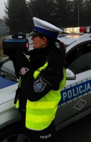 Policjantka podczas pomiar prędkości