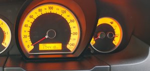 Liczniki samochodu - prędkościomierz, drogomierz oraz wskaźniki poziomu paliwa i temperatury.