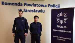 Policjantka i policjant. W tle napis Komenda Powiatowa Policji w Jarosławiu .
