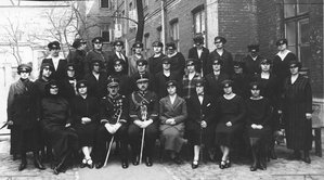 Policjantki z komendantem szkoły podinspektorem Janem Schuchem i podinspektorem Władysławem Sobolewskim 1925 r. 
Narodowe Archiwum Cyfrowe