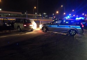 Radiowóz oraz samochód zatrzymany po nocnym pościgu