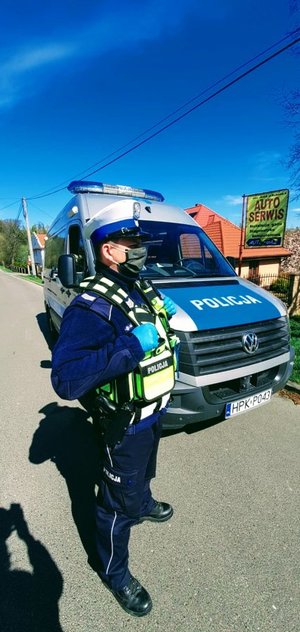 Policjant w maseczce w trakcie służby