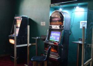 Dwa automaty do gier hazardowych które znajdują się w lokalu