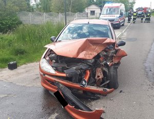 Pojazd marki peugeot biorący udział w zderzeniu drogowym