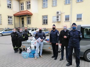 Arkadiusz Pałys z policjantami KPP Strzyżów