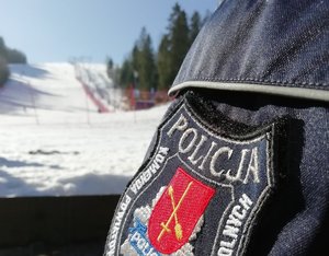 emblemat z napisem Komenda Powiatowa Policji w Ustrzykach Dolnych