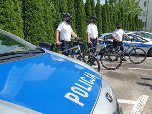 na fotografii policjanci na rowerach, prezydent Mielca , Komendant Powiatowy Policji w Mielcu
