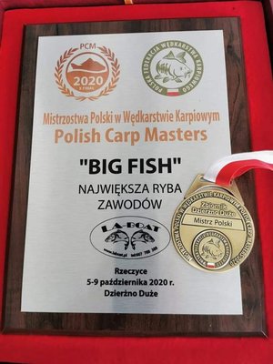Tabliczka pamiątkowa  &quot;BiG FISH&quot; Największa ryba zawodów oraz złoty medal Mistrza Polski w wędkarstwie karpiowym