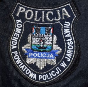 Haft z napisem Komenda Powiatowa Policji w Jarosławiu, napis Policja. W środku haftu znajduje się gwiazda policyjna a na niej herb Jarosławia.