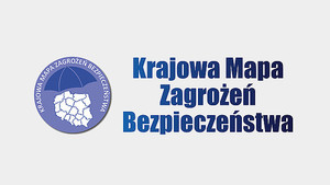 Logo Krajowej Mapy Zagrożeń Bezpieczeństwa zawierające mapę Polski i rozłożony nad nią parasol.