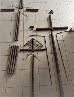 Skradzione metalowe krzyże pocięte na elementy
