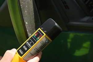 Zdjęcie kolorowe przedstawia urządzenie „Alco blow” do pomiaru alkoholu w wydychanym powietrzu koloru żółtego