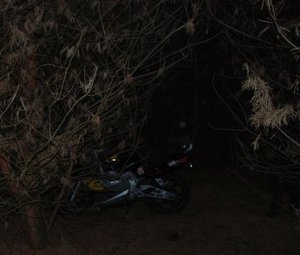 Skradziony motocykl odnaleziony przez funkcjonariuszy w lesie.