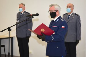 Komendant Wojewódzki Policji w Rzeszowie insp. Dariusz Matusiak, w tle kadra kierownicza.