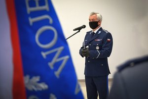 Komendant Wojewódzki Policji w Rzeszowie insp. Dariusz Matusiak przy mikrofonie.
