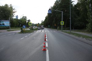 Miejsce zdarzenia drogowego, ul. Wisłostrada w Tarnobrzegu. Kierowca seata potrącił troje nastolatków.