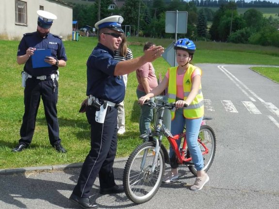 dwóch policjantów i dwóch rowerzystów