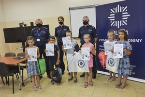 Komendant Powiatowy Policji w Stalowej Woli i dwóch policjantów wraz z laureatami konkursu.