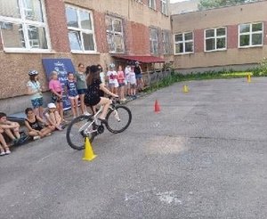 Dziewczynka na rowerze, podczas egzaminu na kartę rowerową.