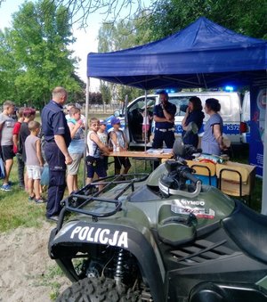 Stoisko policyjne podczas Pikniku zorganizowanego przez MOPS.