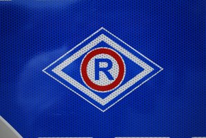 Litera &amp;quot;R&amp;quot; na niebieskim tle, symbol służby ruchu drogowego