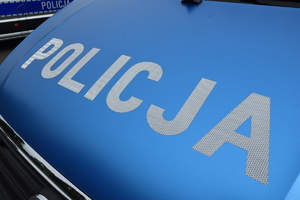 Na zdjęciu maska policyjnego radiowozu z napisem policja.